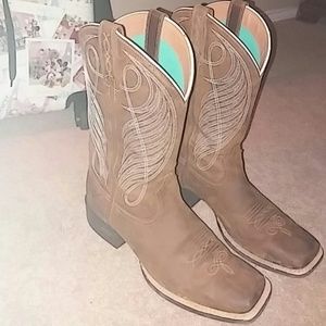 *Ariat Round Up boots in Powder Brown